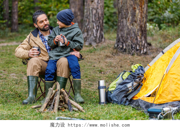 父亲与儿子在森林里野营父子关系